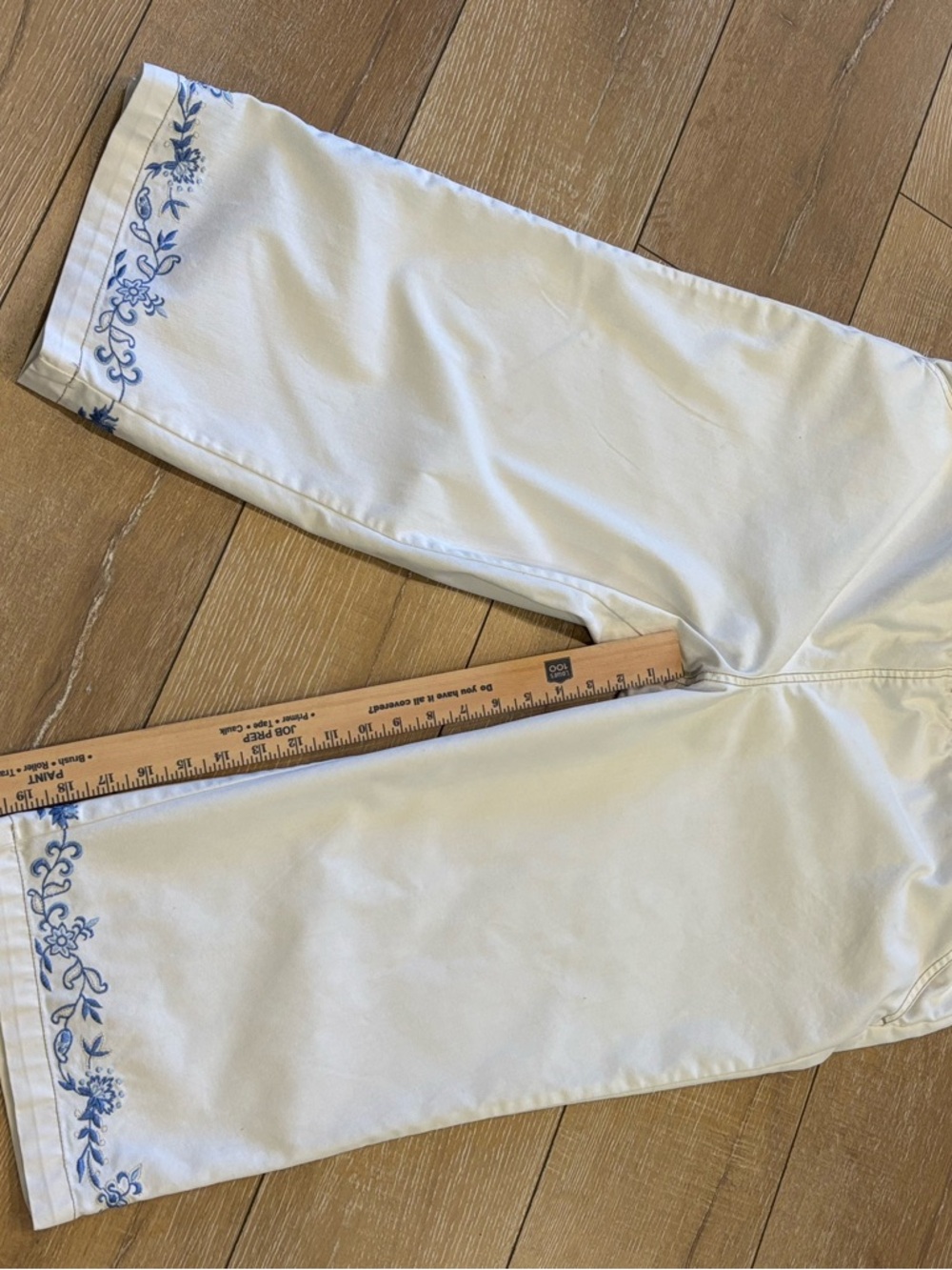 Erika Blue Floral Embroidered White Capri Pants - Size Large - Picture 4 of 9